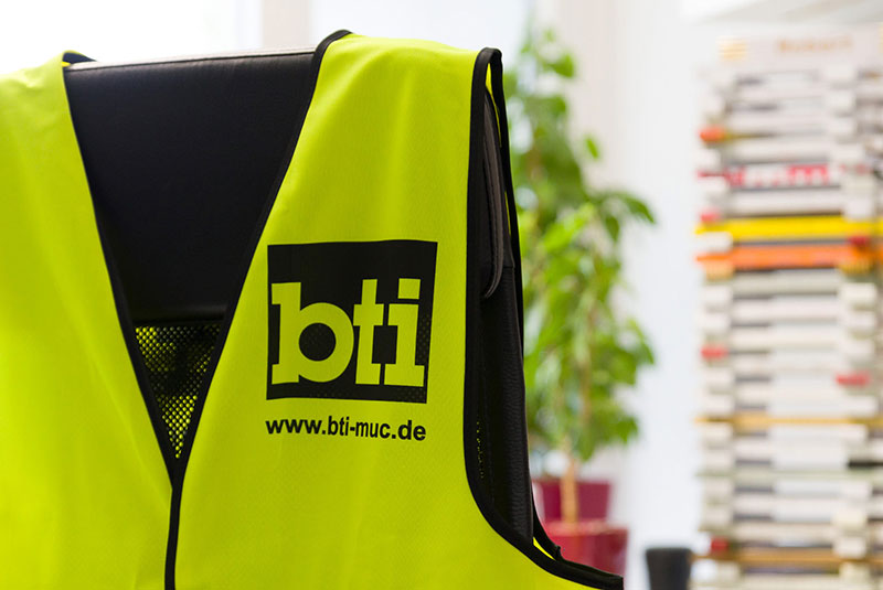 Warnweste mit bti Logo